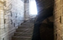 Дмитровычи поворотная гладкоподшитая лестница