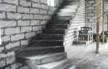 Бетонная лестница в доме