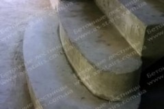 Осокорки ступени бетонной лестницы